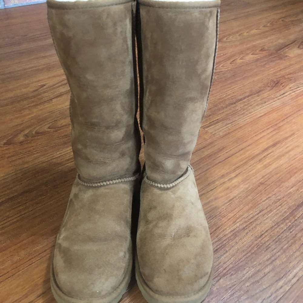 SOLD — Women’s size 8 uggs